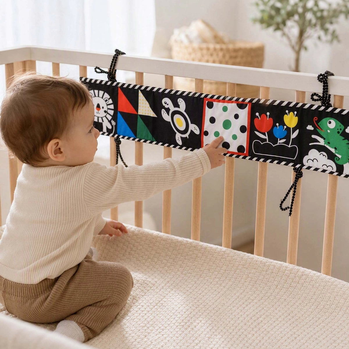 Livre bebe en tissus attaché au lit