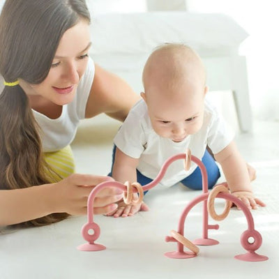  maman  bébé découvre anneau de dentition rose beige