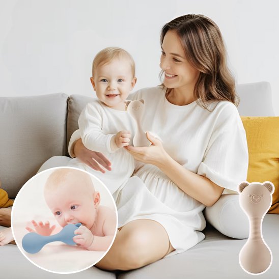 maman montre Hochet bebe