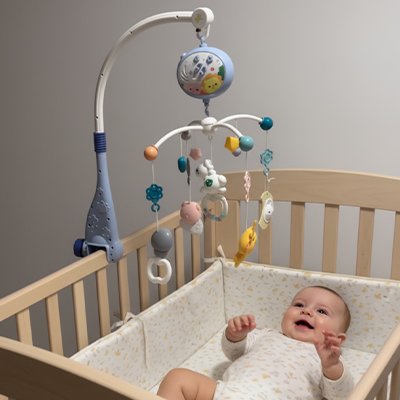 Mobile musical bébé collé au lit