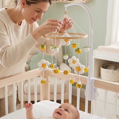 Mobile pour bébé avec maman en bonne humeur
