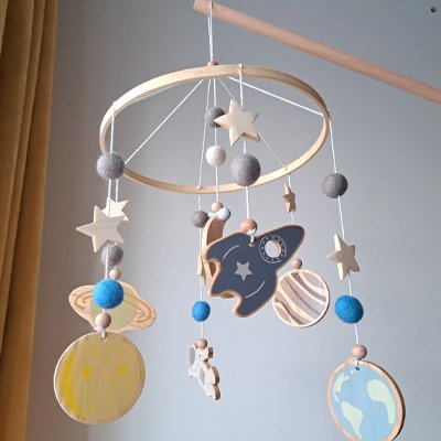 Mobile pour bébé univers avec planètes