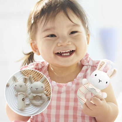 petite fille aime  hochet bebe