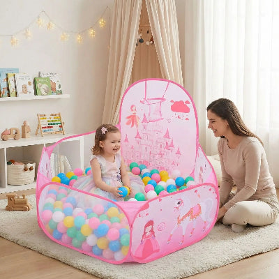 piscine à balle bébé dans sa chambre avec maman