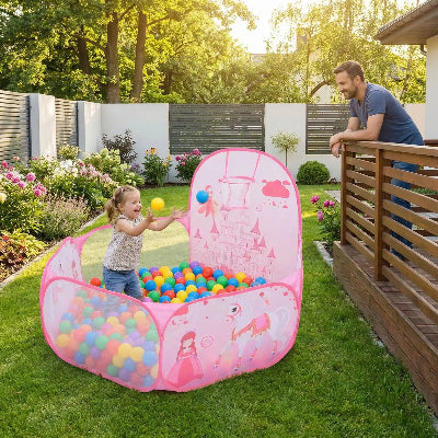 piscine à balle bébé content  dans la  cour de la maison