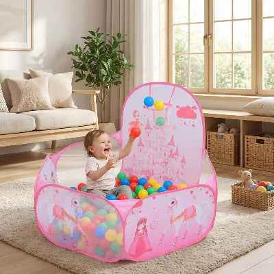 piscine à balle bébé heureux au salon