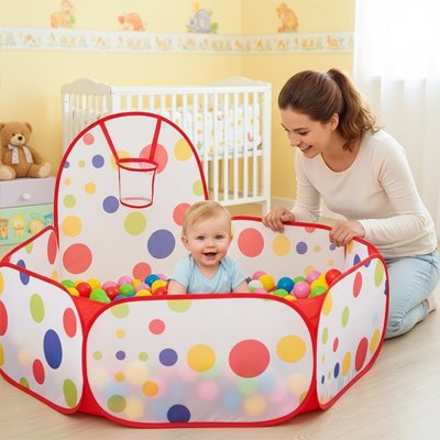  bébé émerveillé dans  piscine a balle belles couleurs