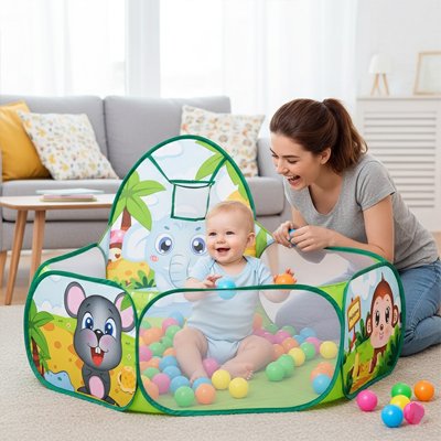 maman joue avec bébé dans piscine a balle souris verte