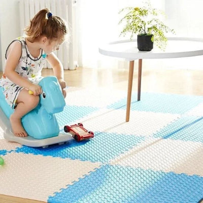 tapis d'éveil au salon lumineux