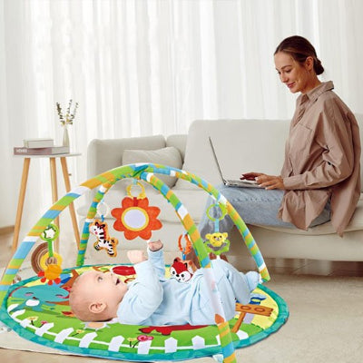 tapis d'éveil bébé jouant maman souriante