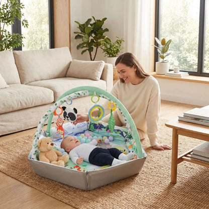 tapis d'éveil au salon avec bébé et maman souriante