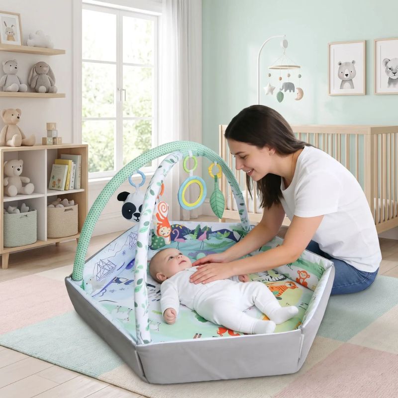 tapis d'éveil dans chambre bébé avec maman douce